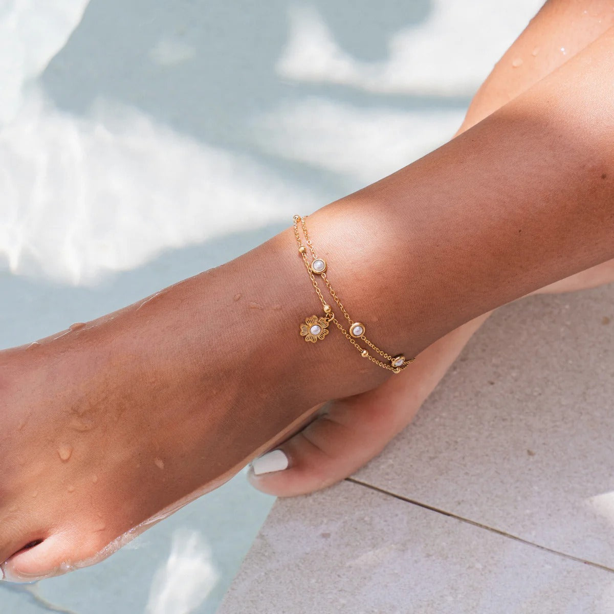 Tornozeleira Dupla Pérola Floral Banhada em Ouro 18K